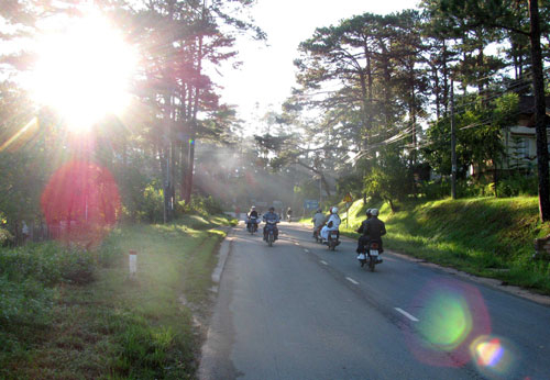 "Cãi" thánh thần: Cuộc phản tỉnh hồn nhiên và đông đúc