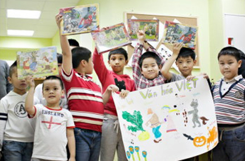 Giáo viên Nga dạy tiếng Việt cho học trò người Việt