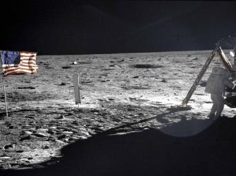 Neil Armstrong, người địa cầu đầu tiên đặt chân lên Mặt trăng từ trần, thọ 82 tuổi