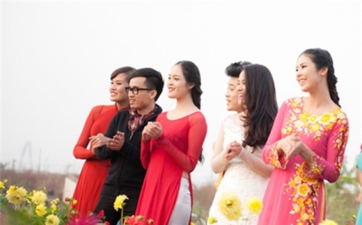 Hoa hậu, Á hậu rực rỡ áo dài đi chúc tết
