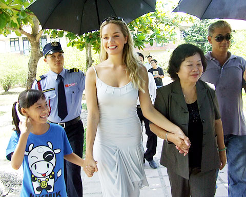 Hoa hậu Thế giới 2006 quyến luyến chia tay VN