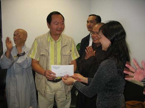 Phát tiền hỗ trợ cho bà con bị thiệt hại trong vụ hỏa hoạn ở Trung tâm EACC