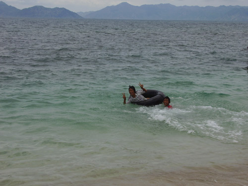 Ngắm đá ở đảo Câu