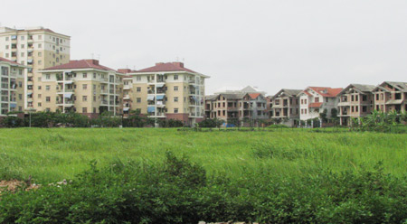 Cuối năm cất tiền vào đất