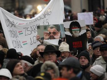 Hungary: Thông qua luật "chính phủ làm sai, dân trả giá"