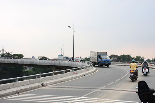 Xuất hiện khúc cua tử thần trên cầu Nguyễn Văn Cừ