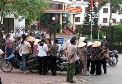 Không thể né tránh "khiếu nại đông người"?