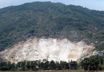 Mỏ đá tàn phá môi trường - Bài 1