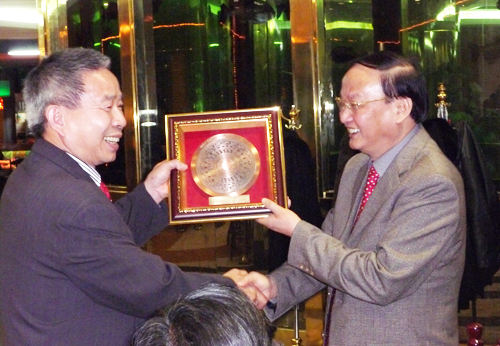 Ông Tô Huy Rứa gặp mặt thân mật đại diện các tổ chức cộng đồng