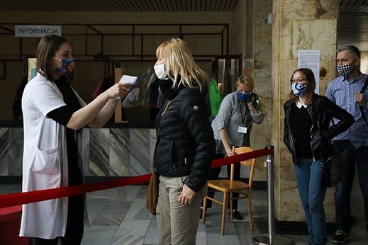 Các nghiên cứu mới: Khẩu trang và giữ cự ly giãn cách xã hội là một sự bảo vệ tốt chống lây nhiễm. WHO đang thay đổi cách nhìn nhận vấn đề này