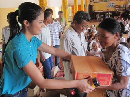 Người đẹp lấy từ thiện làm bình phong?