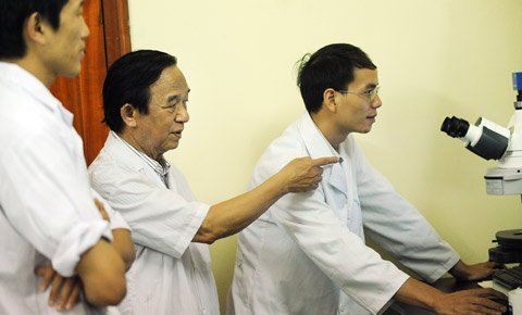 Vì nghèo, tiến sĩ bỏ viện ra đi