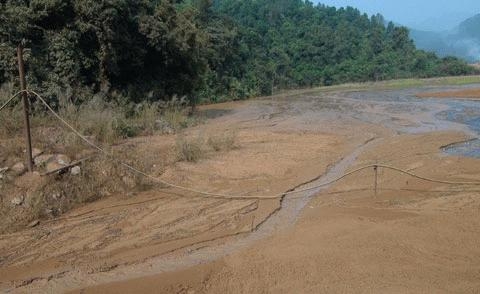 Cao Bằng: Đơn vị xả 'bùn đỏ' dùng mưa để phi tang?