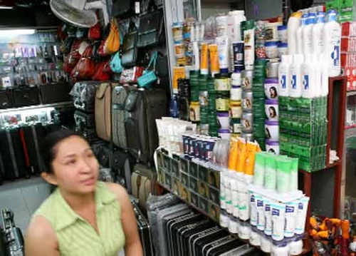 Quy định NK điện thoại di động, ôtô, mỹ phẩm, rượu: Chưa hết “vướng”