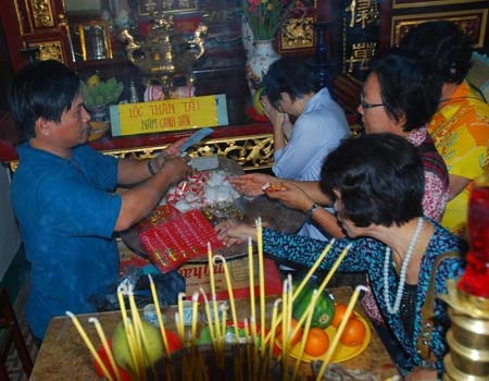 'Chặt chém' khách lễ chùa ở miền Trung