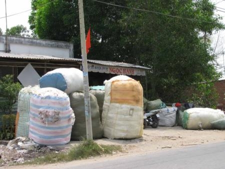TPHCM: Phế liệu bủa vây