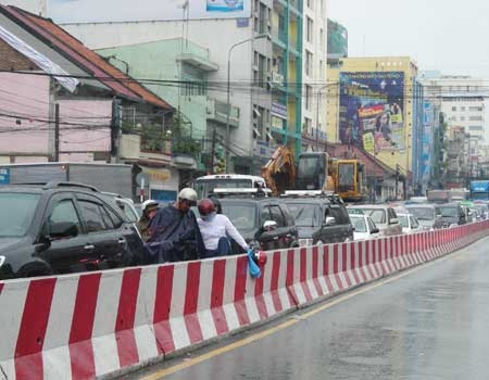 Sài Gòn 'náo loạn' vì mưa ngập kéo dài