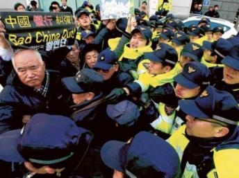 Ngư phủ Trung Quốc giết lính Hàn Quốc: dân Hàn phẫn nộ