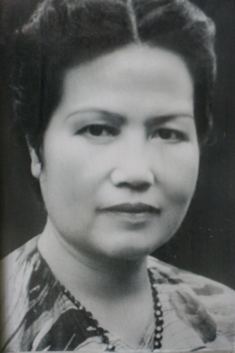 "Người đàn bà đẹp" đẩy chiếc xe thơ của Hoàng Cầm