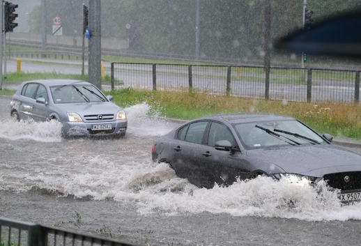 Mưa to ở Vác-sa-va. Ngập cục bộ và các vũng nước lớn cản trở đi lại