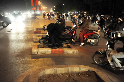 Ùn tắc kinh hoàng tại các điểm 'bịt ngã tư'