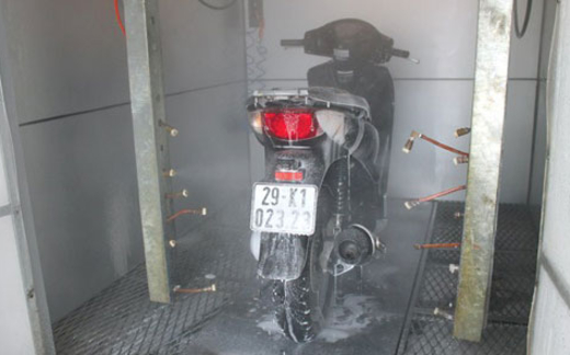 Rửa xe máy tự động "kiểu Việt Nam”