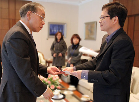 VnExpress trao 2,9 tỷ đồng tiền độc giả ủng hộ cho Đại sứ Nhật Bản