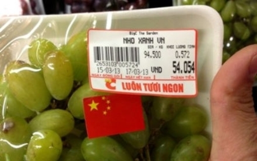 Những "khoảng lặng" đáng lo ngại trong vụ nho BigC dán cờ Trung Quốc
