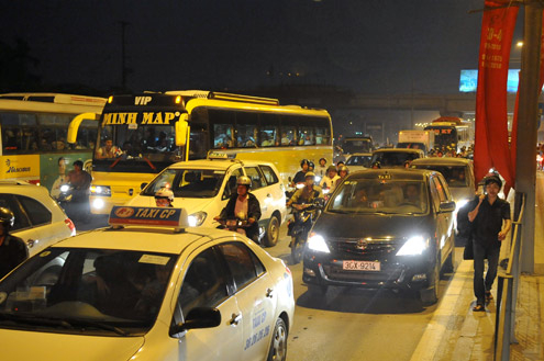 Bến xe quá tải, giao thông rối loạn vì nghỉ lễ 30/4