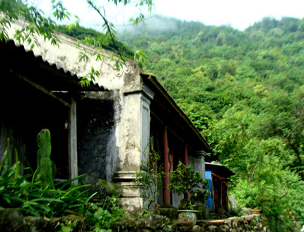 Tận thấy tháp mộ Trần Nhân Tông uy nghi trên đỉnh núi