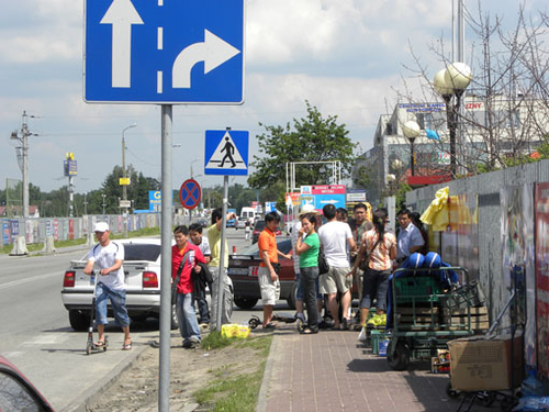 Chiếm chỗ bán hàng, đánh hội đồng trọng thương một người tại hàng rào TT ASG