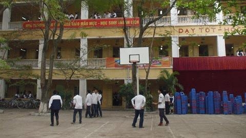 Đuổi học 'treo' nữ sinh quay clip đánh bạn