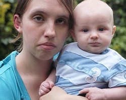 Cấm mẹ cho con bú vì sợ... mất vệ sinh