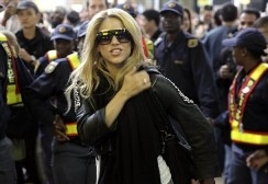 Shakira "nhuộm bùn" để trình diễn ở World Cup 2010