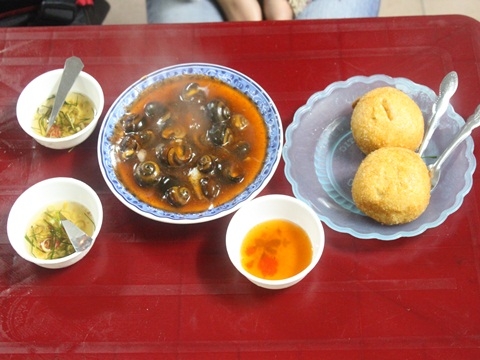 'Khó cưỡng' với ốc rang me Hà thành