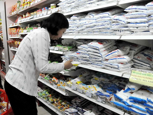 Người tiêu dùng bị móc túi: Nhiều khâu “ăn chặn”
