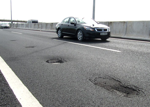 Vá đường như vá....trinh, quan bảo dân... không ăn bẩn!