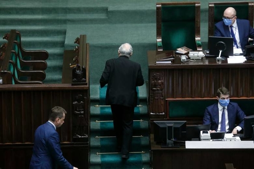 Nguyên tắc về lá thư của ông Kaczyński: Đây là một hội nghị đảng trên máy chữ và 6 tờ giấy khổ A4. Năm lời trích: có một chút mánh khoé, một chút động viên.