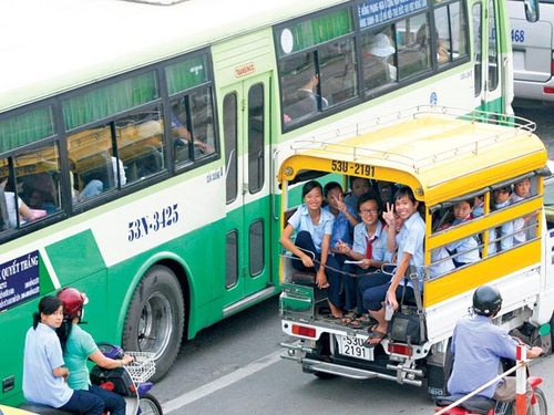 Cấm xe máy, người dân đi bằng gì?