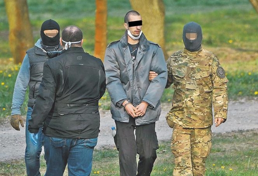 Một vụ hành quyết ở gần Warszawa. Cô gái 16 tuổi đã bị giết chết và chôn xuống hố. Sự phát hiện kinh hoàng.