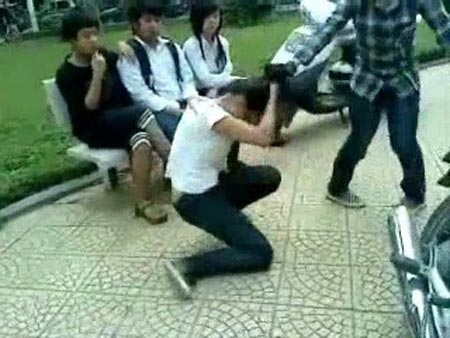 'Học sinh ngồi xem cảnh đánh hội đồng cũng sẽ bị xử lý'