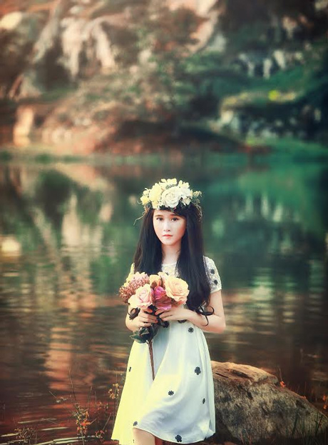 Thiếu nữ Sài thành xinh đẹp mơ màng bên dòng sông