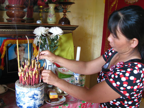 Nhà lầu, xe hơi, máu và nước mắt ở 'làng vắng chồng'