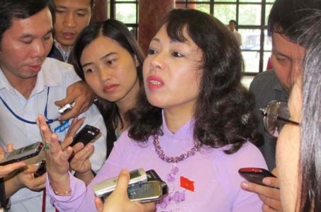 Thưa bà Bộ trưởng Y tế: Điều gì "làm bẩn áo blouse"?