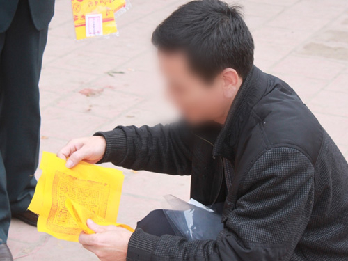 Đền Bảo Lộc (Nam Định): “Loạn” ấn, bùa, cờ...