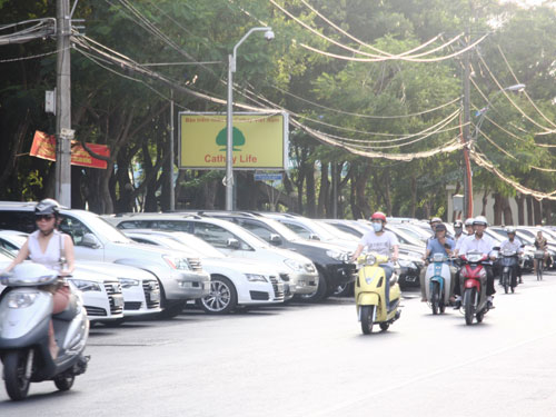 Thu phí ô tô vào trung tâm TPHCM: Có khả thi?