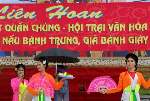 BTC bận lo Tổng đạo diễn, Vua Hùng xơi tạm "bánh trưng"