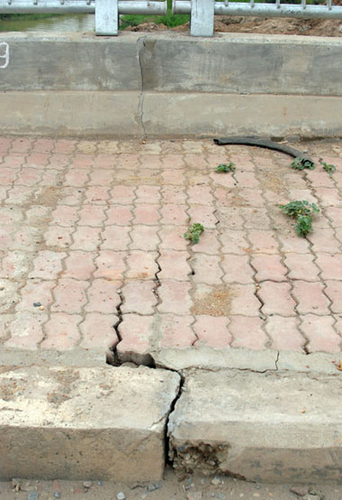 Rác, bụi tràn ngập đại lộ hiện đại nhất Việt Nam