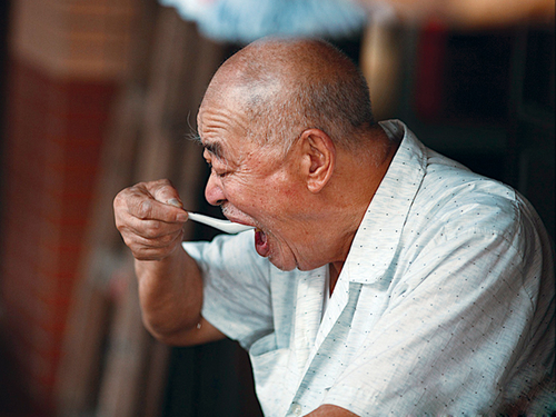 Cứu người già khỏi suy dinh dưỡng