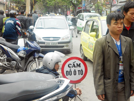 Đổi giờ học và cấm gửi xe: Không chỉ “cấm” là xong